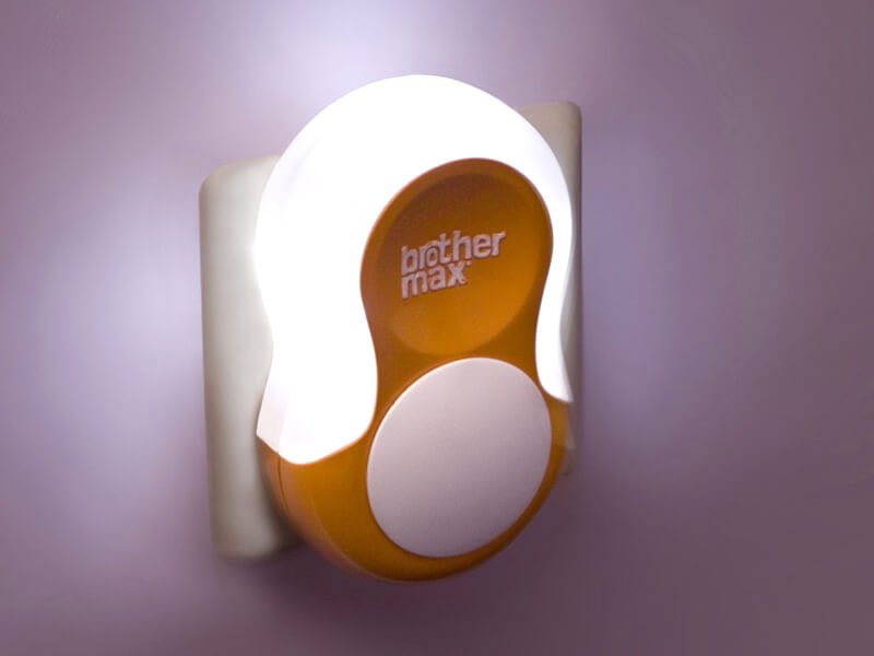 brothermax_dual_purpose_nightlight_lit